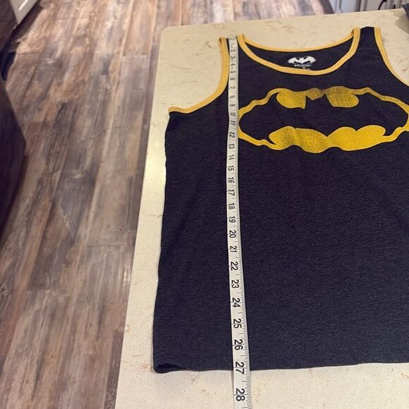 Batman Black and Yellow Tank Top SZ medium NWOT - Picture 6 of 6